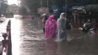 Heavy rain lashes Mumbai, BMC issues high tide warning 