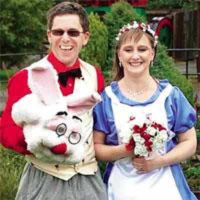 Couple has Alice In Wonderland wedding