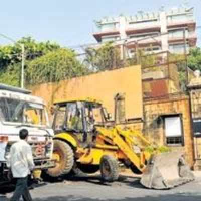 BMC rushes to better road outside Mannat