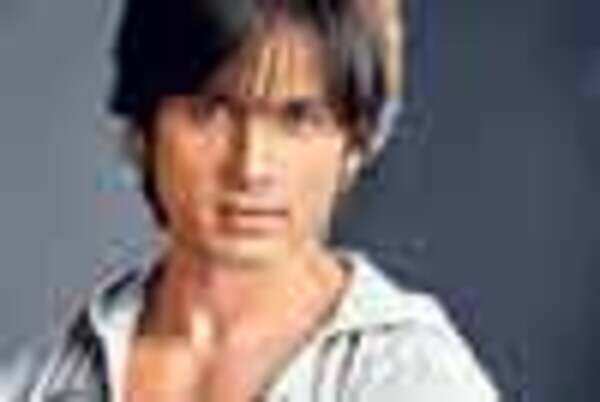  Priyanka, Shahid spotted cozying up!