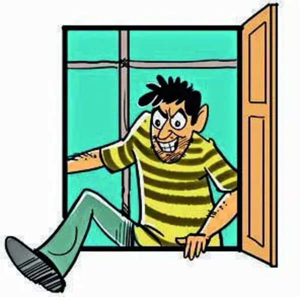 Srikakulam cops arrest two interstate burglars, Rs 80 lakh booty recovered