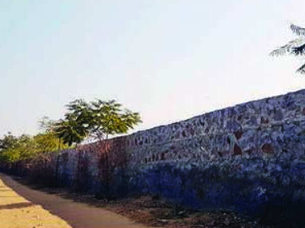 Faridabad DM orders demolition of illegal structures in the Aravalis