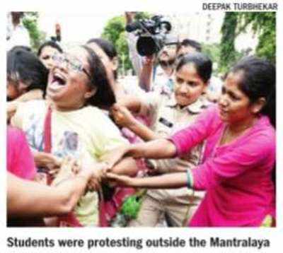Art school students protest near Mantralaya