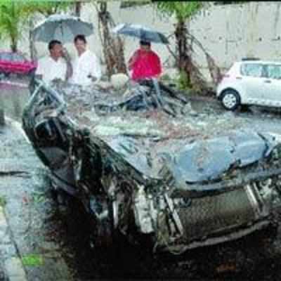 Wall collapsed in Mulund, damages five vehicles
