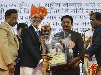 Uday Deshpande, Smriti Mandhana, Mahesh Mangaonkar, Saloni Sapale bag Shiv Chhatrapati awards