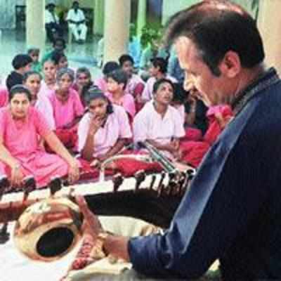 Inmates of Thane Mental Hospital enthralled with musical notes of sarod