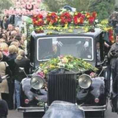 Thousands line UK streets for Jade Goody's funeral