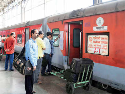 Twin thefts spoil travel plans of Rajdhani train passengers