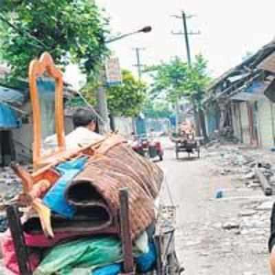 Desperate quake refugees hold up relief supplies