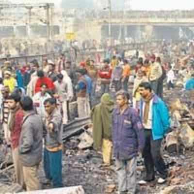 7 die as fire guts 300 Delhi slums