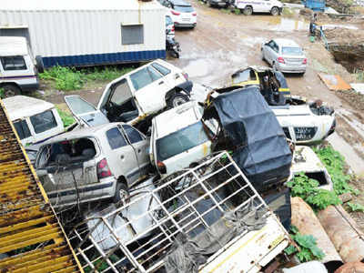 Mumbai: Excise department dumps dead cars under Bandra skywalk