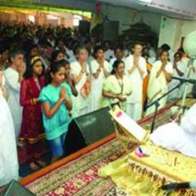 Beaming Amma hugs thousands at Brahmasthanam festival in city