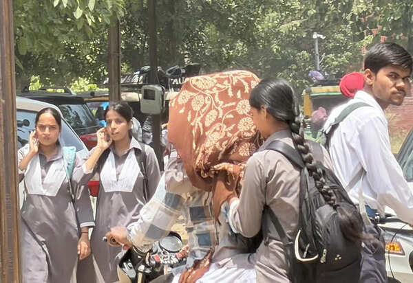 Announce early vacations: Parents, students