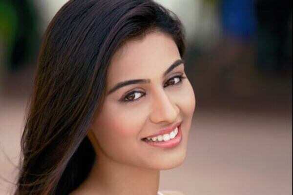Neha Hinge to anchor a fashion show