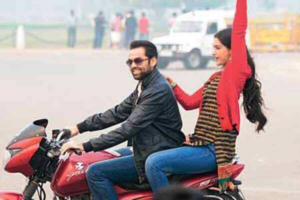 Sonam, Abhay biking at India Gate