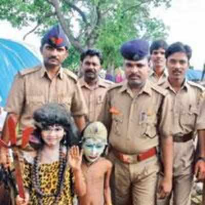 Fake cops turn out to be bahrupis from Bhiwandi
