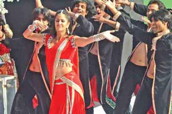 Katrina, Nargis perform at Hockey India League tournament