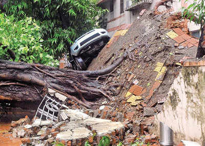 Heavy rains hit train services, make Mumbai crawl