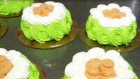 Kolkata bakery shop prepares tri-colour cakes on eve of Independence Day 
