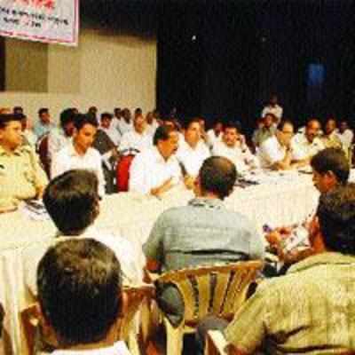 Thane guardian min reprimands civic officials for illegal hawkers proliferating