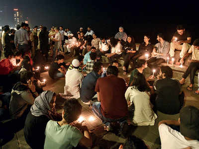 Anti-CAA protestors throng Marine Drive against Delhi unrest