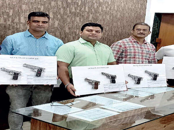 Mumbai crime branch arrests a man from Madhya Pradesh with 10 country-made weapons