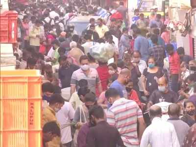 Mumbai: Amid surge in COVID cases, people throng Dadar vegetable market