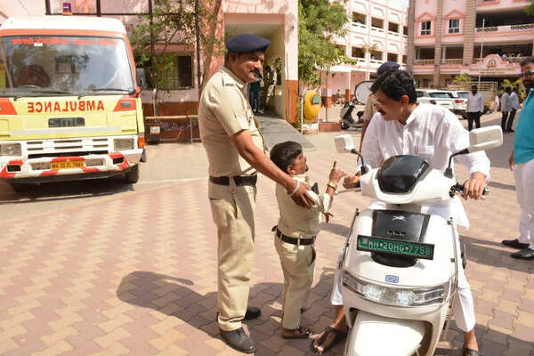 Chhatrapati Sambhajinagar mayor rides e-scooter, civic chief cycles to HQ to conserve fuel