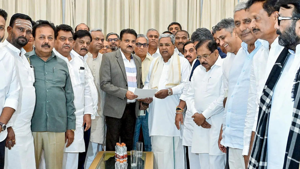 Karnataka governor Thaawarchand Gehlot accepts Siddaramaiah's resignation as CM, cabinet dissolved