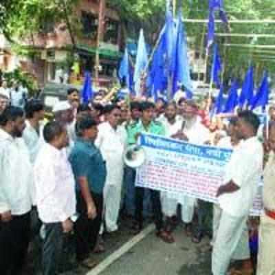 BPL ration card holders stage protest at rationing office