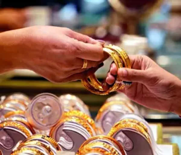 Gold cheaper by Rs 4,000 in a day, bad news for smugglers