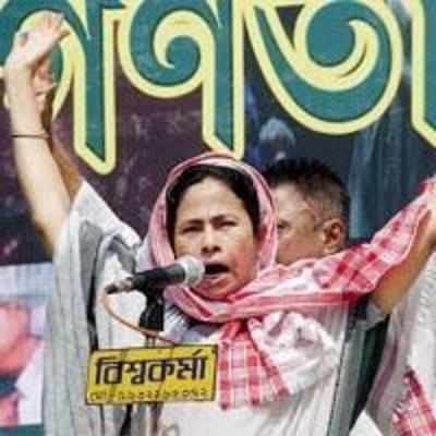 Hold talks with government, Mamata tells Maoists