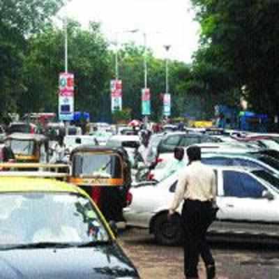 Road parking impedes smooth traffic flow; Vashi tops no-parking violation cases