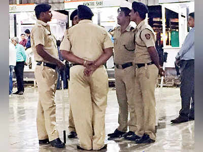 Cops raid bookmakers’ counters at racecourse; 100 detained