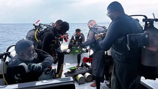 Finnish divers recover 2 of dead Italians from underwater cave in Maldives