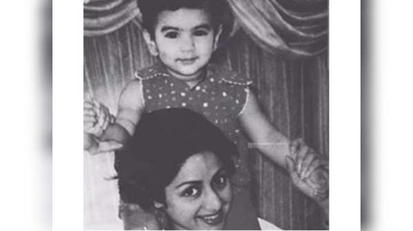 Khushi Kapoor’s phone wallpaper of her mom Sridevi's picture will leave you missing the actor more