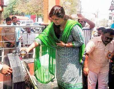 Minister Pankaja Munde offers prayers at another Shani temple