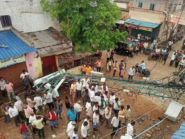 Mobile tower collapses in Mundaragi