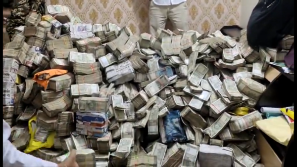 ED recovers huge amount of cash from domestic help of Jharkhand minister's aide