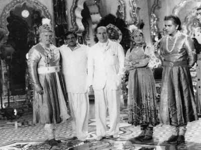 Rishi Kapoor shares rare picture from the sets of Mughal-E-Azam