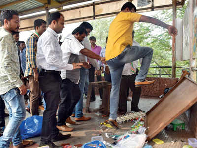 Hawkers to protest MNS violence today