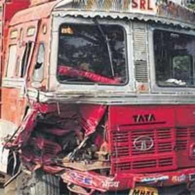 Nine killed, three injured as truck rams into Qualis