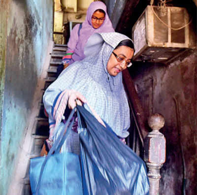 Day after bldg crash, many families leave Bhendi Bazaar