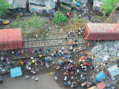 Goods train derails near Parsik Tunnel; disrupts traffic on central line