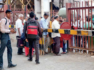 Jogeshwari residents join hands with cops to curb deaths at level crossing