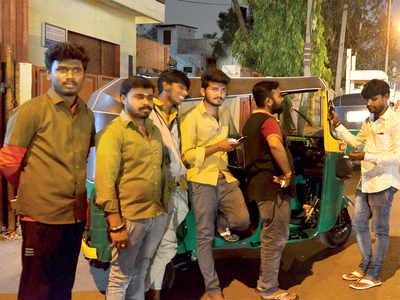Auto drivers chase, nab thieves at Mysore Road bus stand