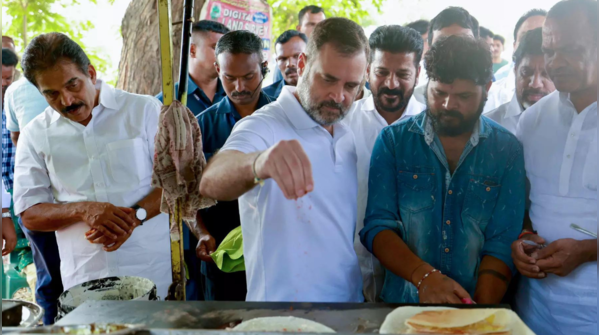 Rahul Gandhi tries making dosa