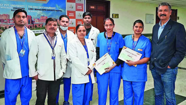 Woman gives birth at Pari Chowk, nurses passing by help her