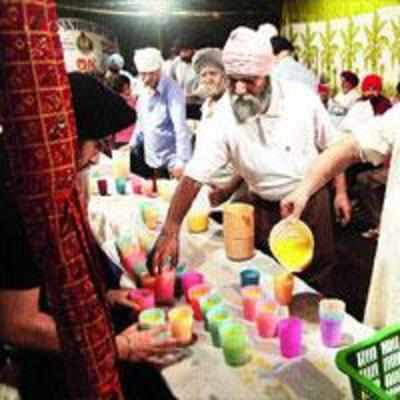 Sikh youths in city happy to be of help on Visarjan day, serve food, drinks to devotees