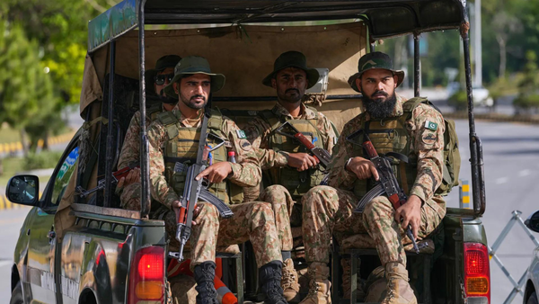 Pak military contingent lands in Saudi Arabia